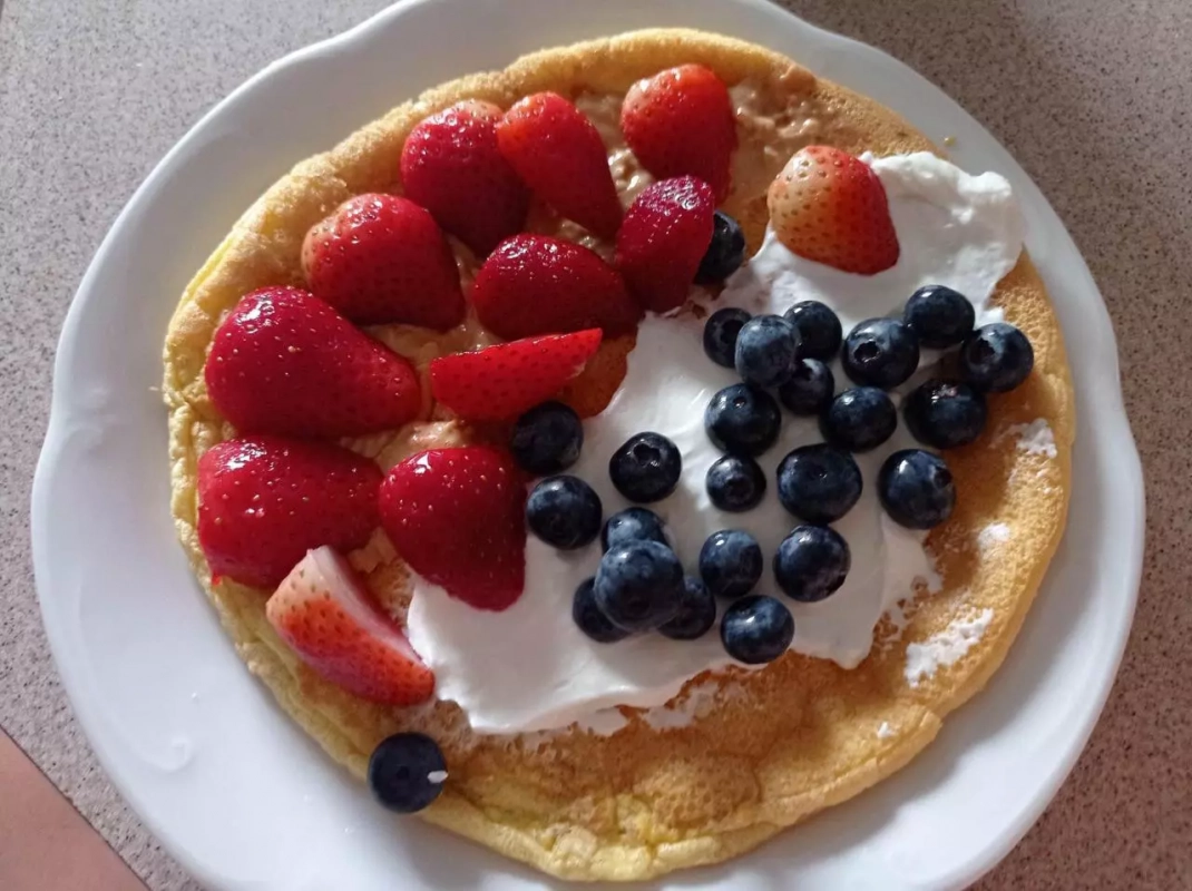 Puszysty omlet z owocami, dietetyk