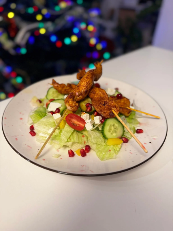 Sałatka z grillowanym kurczakiem i sosem jogurtowym – Fit przepis od dietetyka