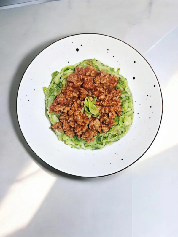 Fit spaghetti z cukinii z sosem pomidorowym i indykiem, dietettk kliniczny Kinga Witczak