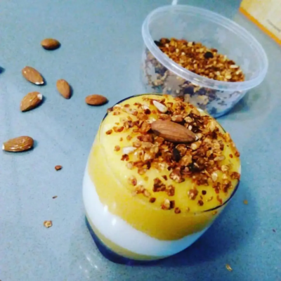 Deser jogurtowo-brzoskwiniowy z granolą i migdałami dietetyk kliniczny